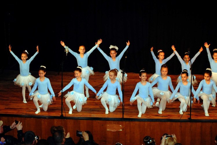 20 училищни и читалищни състава ще пеят и танцуват  на дванадесетия фестивал „Петя Караколева”