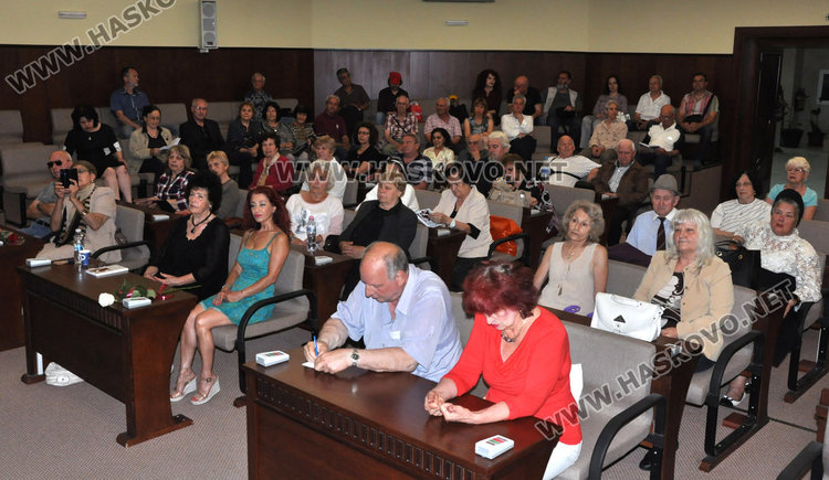 Хубен Стефанов представи новата си поетична книга "Наблизо има светлина"