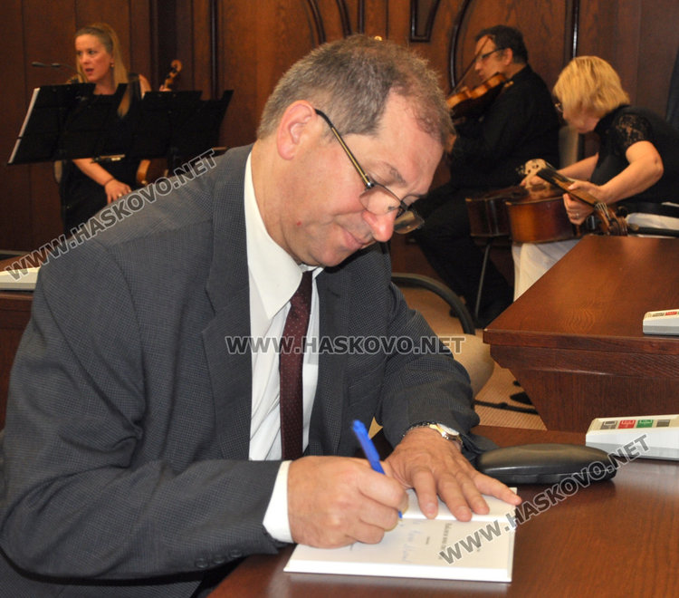 Хубен Стефанов представи новата си поетична книга "Наблизо има светлина"