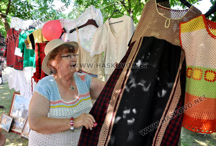 Майсторки на куките украсиха парка на село Крум в Световния ден на плетенето