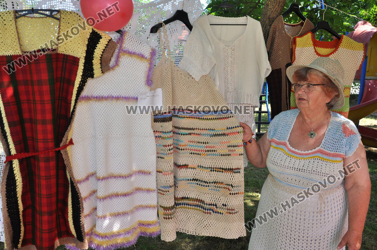 Майсторки на куките украсиха парка на село Крум в Световния ден на плетенето