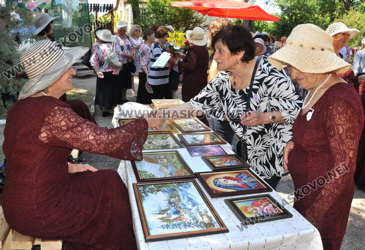 Майсторки на куките украсиха парка на село Крум в Световния ден на плетенето
