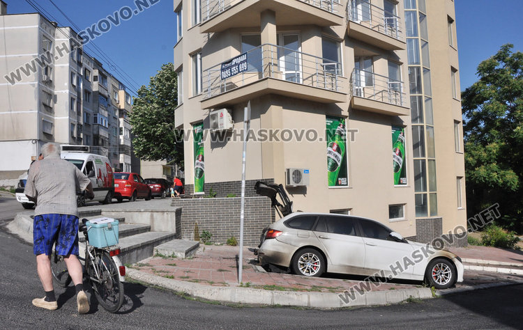 БМВ изгоря  тази нощ в Хасково