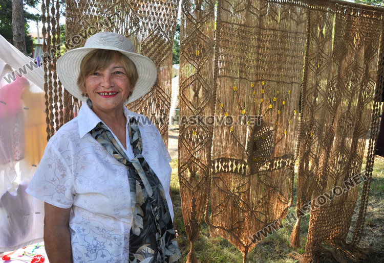 Майсторки на куките украсиха парка на село Крум в Световния ден на плетенето
