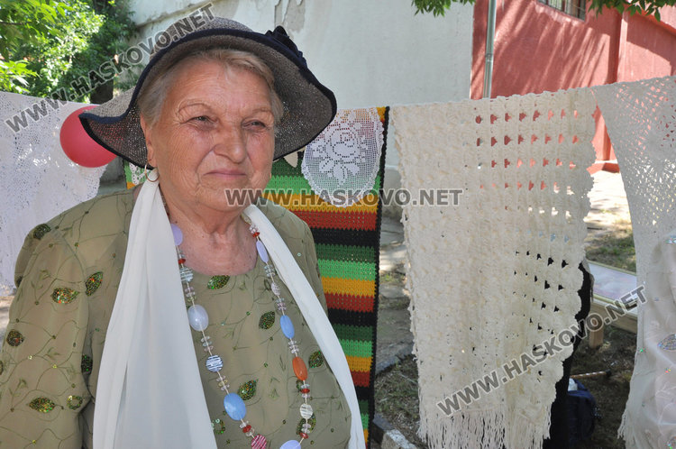 Майсторки на куките украсиха парка на село Крум в Световния ден на плетенето