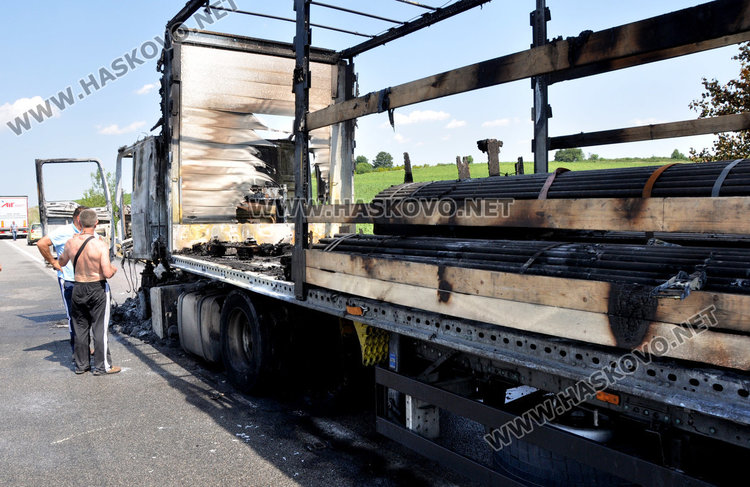 Тир се запали в движение на магистралата