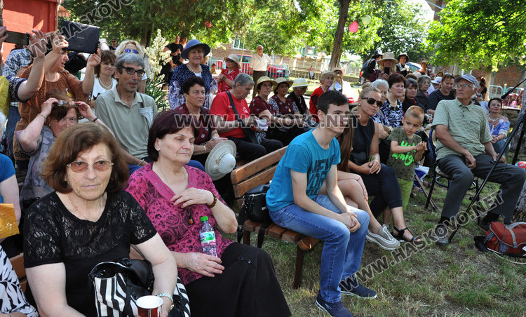 Майсторки на куките украсиха парка на село Крум в Световния ден на плетенето