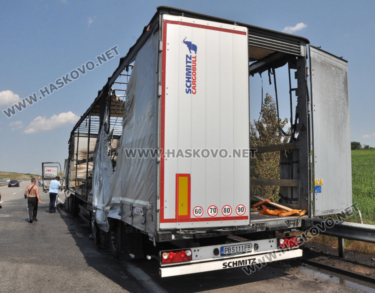 Тир се запали в движение на магистралата