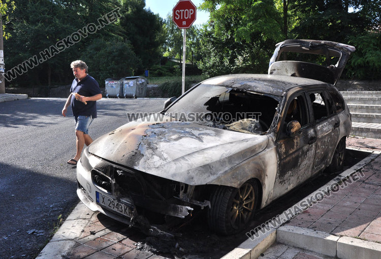 БМВ изгоря  тази нощ в Хасково