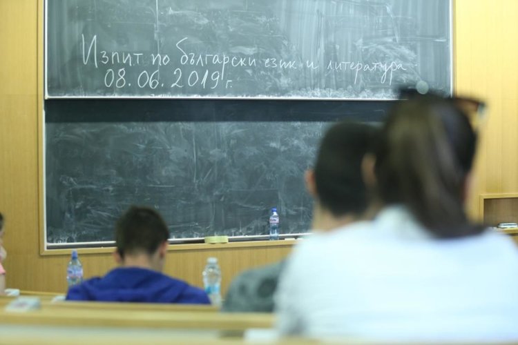 Кандидат-студентите по БЕЛ в СУ пишат върху мисъл на Албер Камю