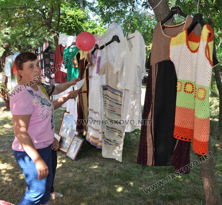 Майсторки на куките украсиха парка на село Крум в Световния ден на плетенето