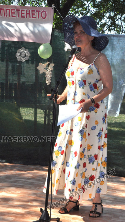 Майсторки на куките украсиха парка на село Крум в Световния ден на плетенето