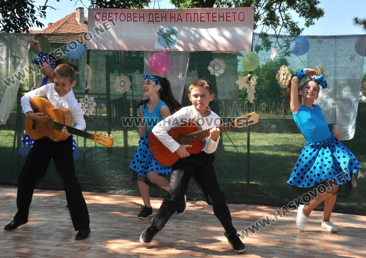 Майсторки на куките украсиха парка на село Крум в Световния ден на плетенето