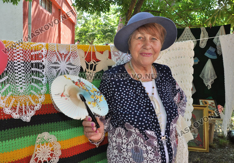 Майсторки на куките украсиха парка на село Крум в Световния ден на плетенето