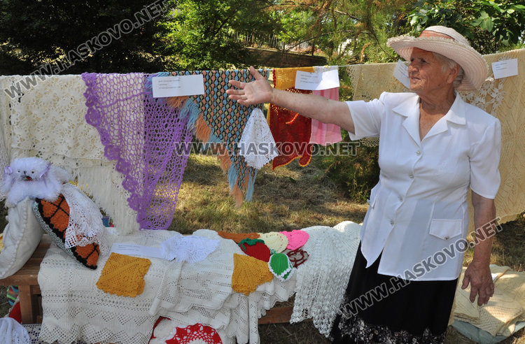 Майсторки на куките украсиха парка на село Крум в Световния ден на плетенето