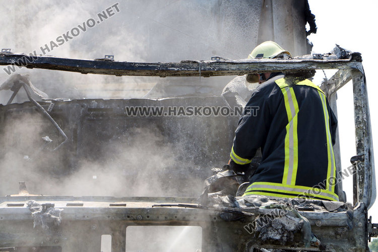 Тир се запали в движение на магистралата