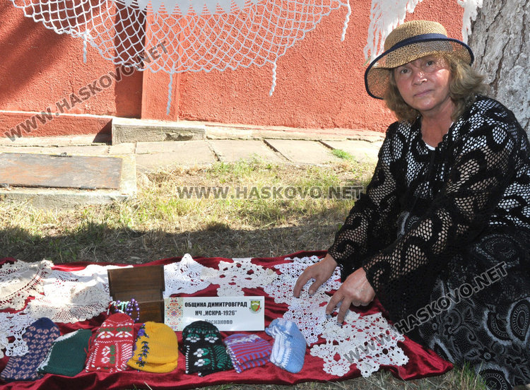Майсторки на куките украсиха парка на село Крум в Световния ден на плетенето