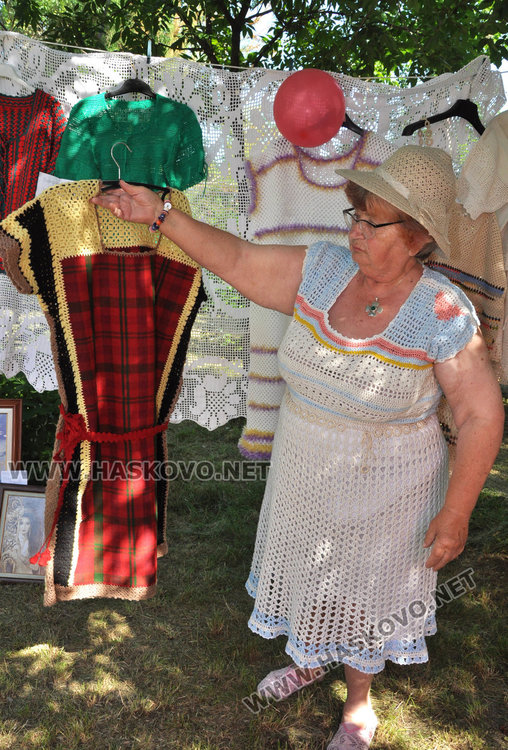 Майсторки на куките украсиха парка на село Крум в Световния ден на плетенето