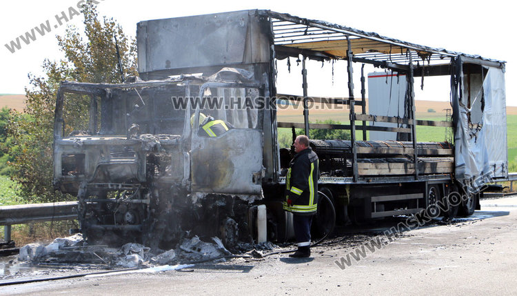 Тир се запали в движение на магистралата