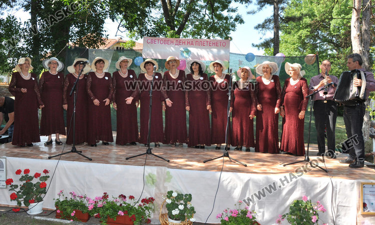 Майсторки на куките украсиха парка на село Крум в Световния ден на плетенето