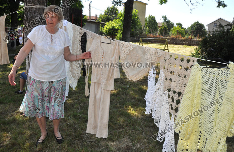 Майсторки на куките украсиха парка на село Крум в Световния ден на плетенето