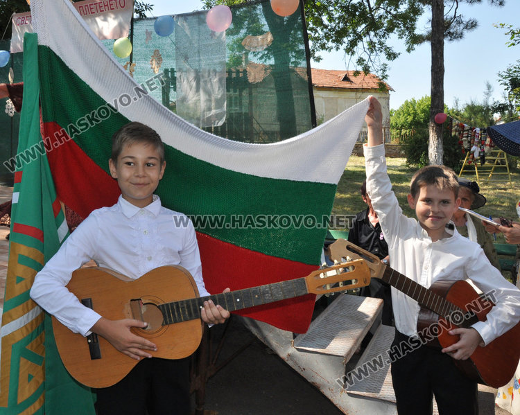 Майсторки на куките украсиха парка на село Крум в Световния ден на плетенето