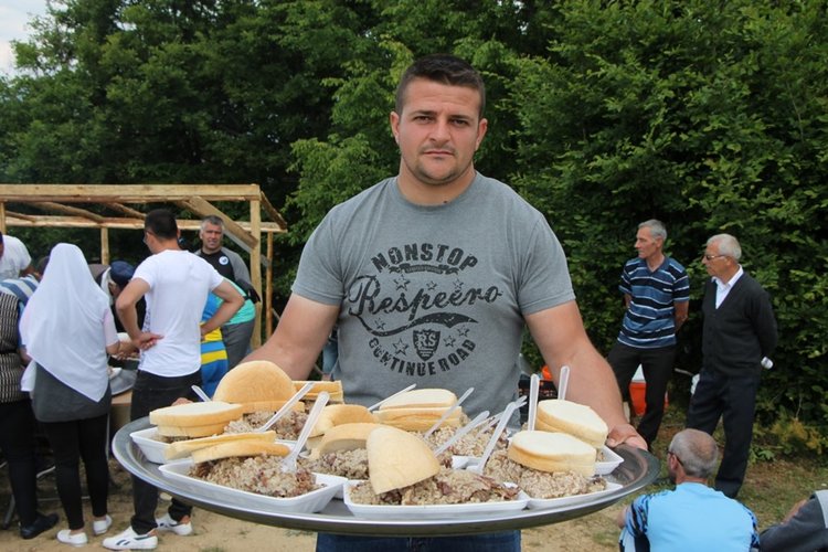 Стотици се стекоха на мевлида в местността „Караюмерйери“