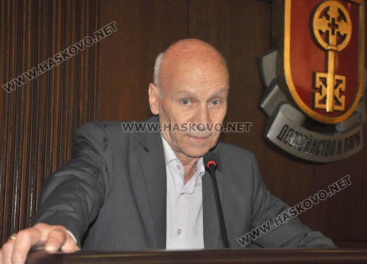 Кредитът за ремонт на спортните бази в Хасково скара кмета и съветниците