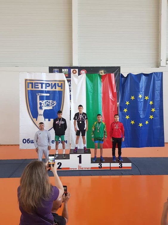Двама шампиони, още три медала и купа за борците на Димитровград