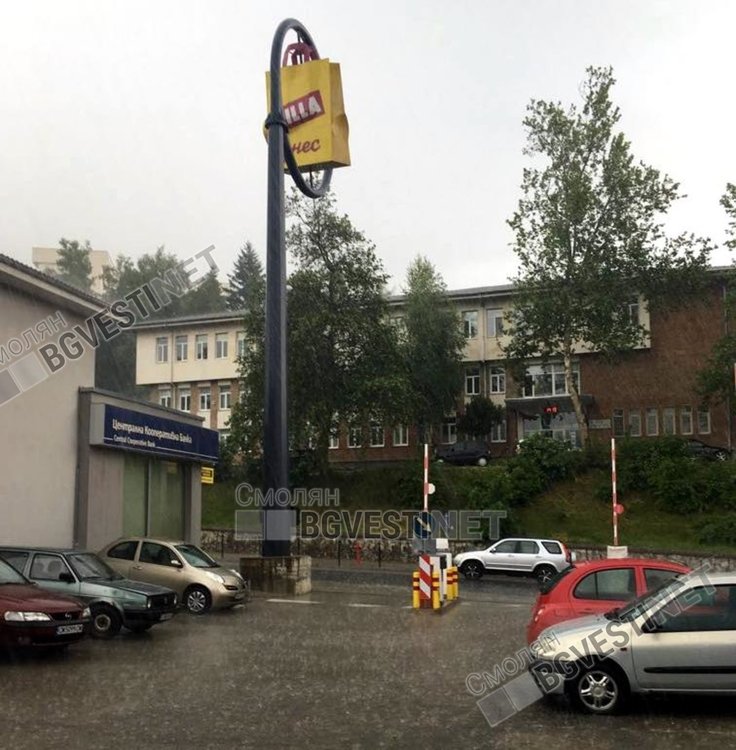 Дъждовен порой се изсипа над Смолян, улиците като реки