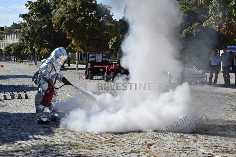 Осем отбора мерят сили в пожаро-строева подготовка
