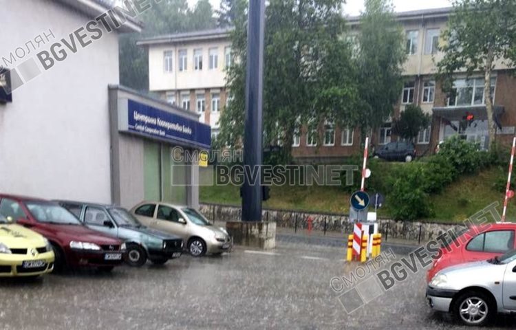 Дъждовен порой се изсипа над Смолян, улиците като реки