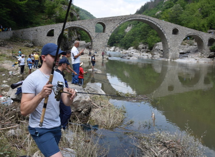 Въдичари мерят сили на риболовен фест край Дяволския мост