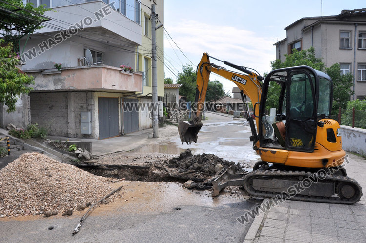 Заради авария затвориха улицата до училище "Кирил и Методий"