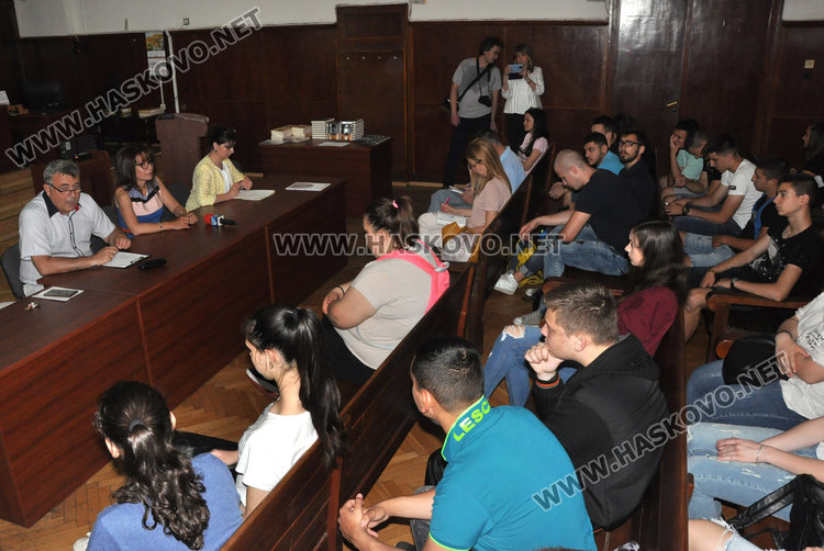 Ученици от ПГТ с награди от съда. Искат връщане на смъртното наказание