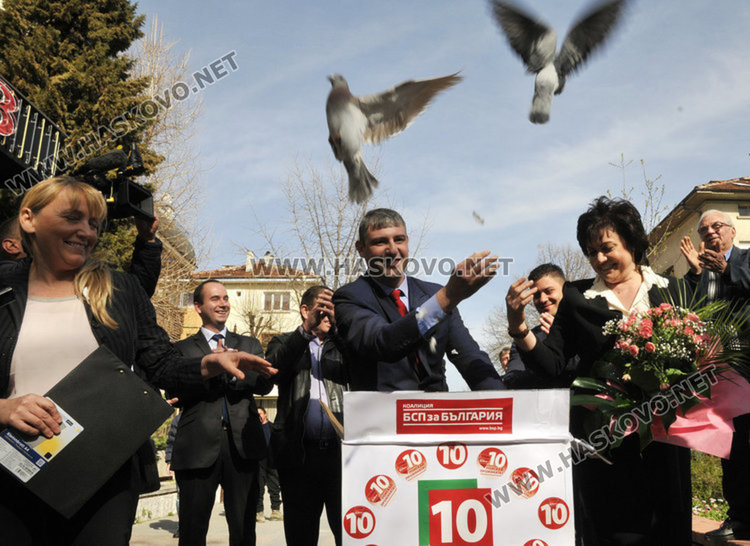 Корнелия Нинова в Хасково по време на предизборната кампания за НС през 2017 година