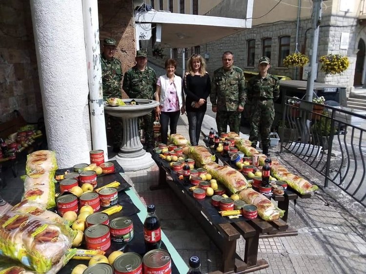 Смолянските военни дариха пакети с хранителни пордукти за 35 семейства в Момчиловци