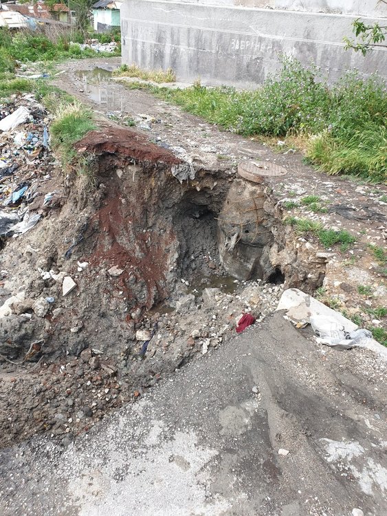 Пороите рушат улица край блок. Общината обмисля разчистване на дерето в "Република"