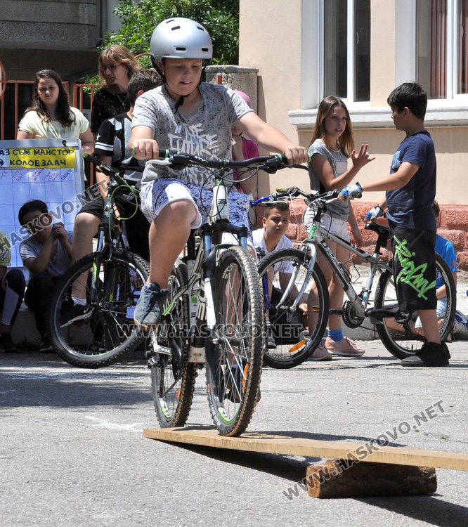 24 ученици от "Климент" в състезание по майсторско каране на велосипед