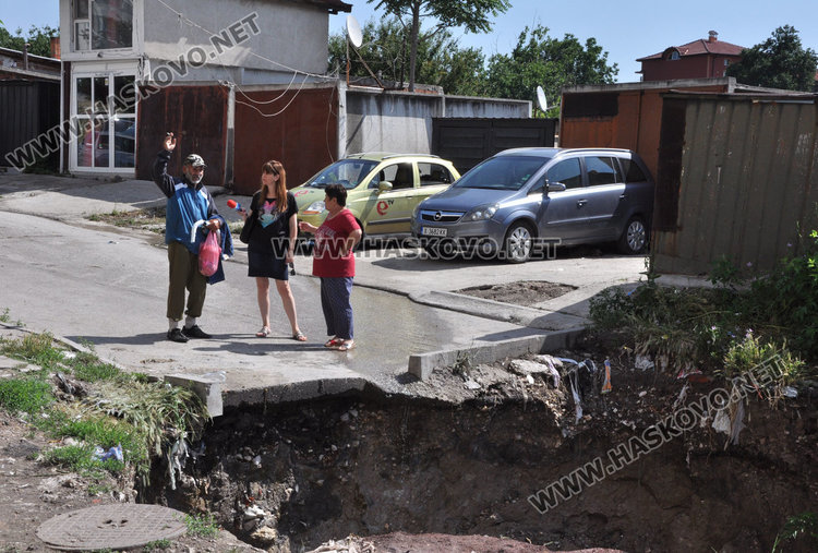 Пороите рушат улица край блок. Общината обмисля разчистване на дерето в "Република"