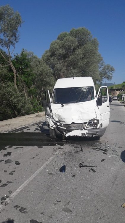Микробусът също е с много щети, но за щастие водачът не е с опасност за живота