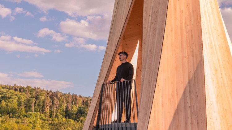 Самооформена кула се извива край Щутгарт