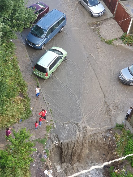 Пороите рушат улица край блок. Общината обмисля разчистване на дерето в "Република"
