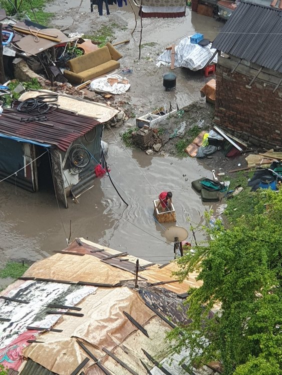 Пороите рушат улица край блок. Общината обмисля разчистване на дерето в "Република"