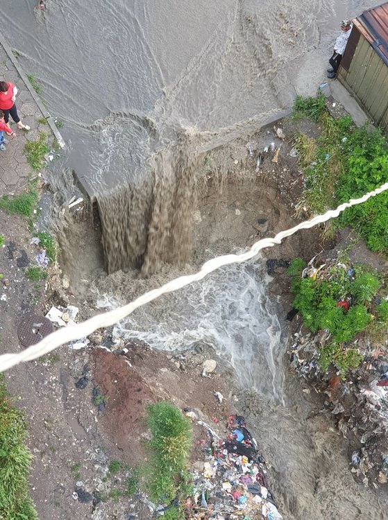 Пороите рушат улица край блок. Общината обмисля разчистване на дерето в "Република"