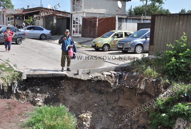 Пороите рушат улица край блок. Общината обмисля разчистване на дерето в "Република"