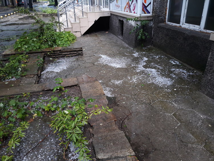 Градушка порази Кърджали, улиците побеляха от лед /снимки/