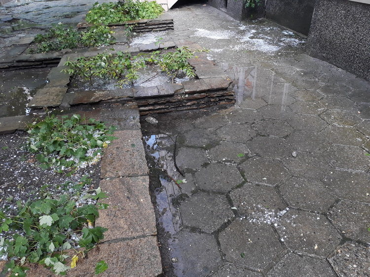 Градушка порази Кърджали, улиците побеляха от лед /снимки/