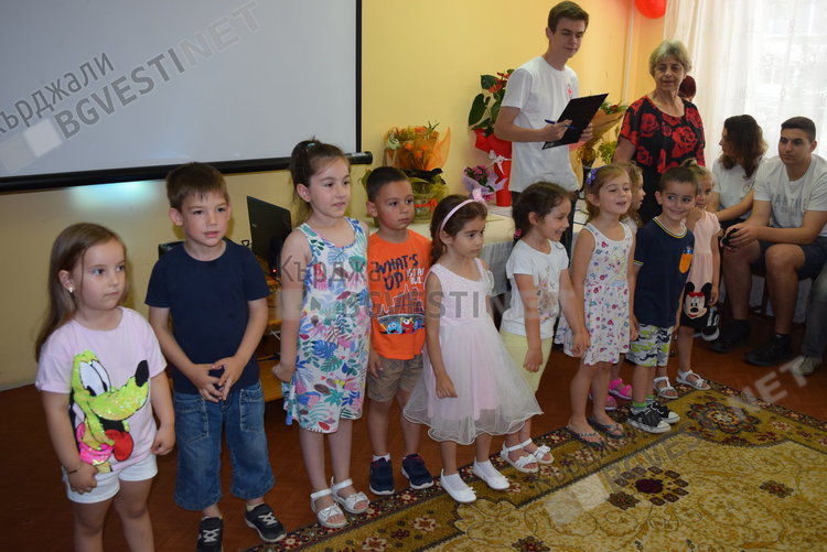 Двадесетгодишен юбилей отбеляза Дома за стари хора в Кърджали,  младите с поклон пред възрастните