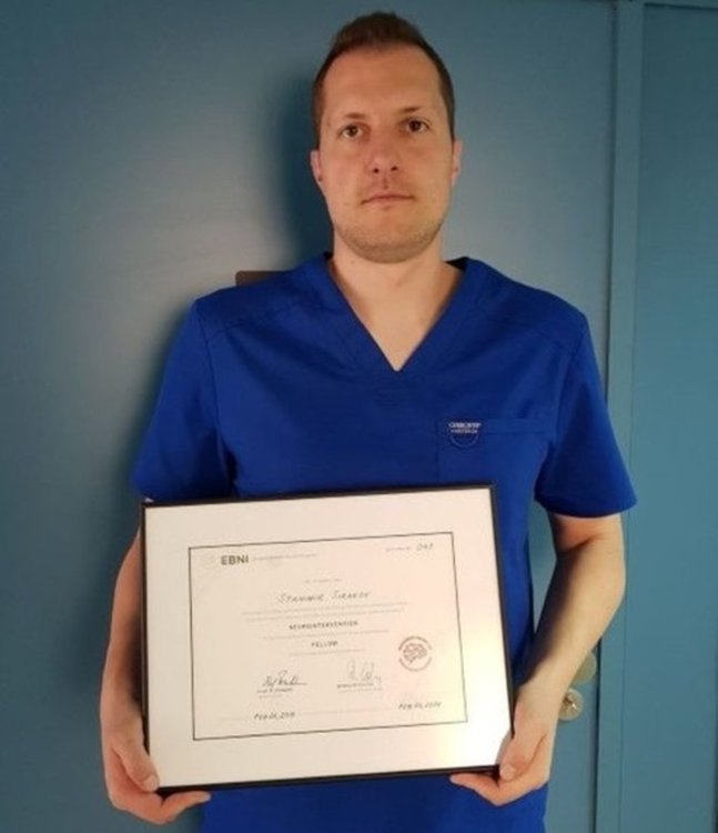 Лекарят, оперирал мозъка на дете през крака, взе диплома, която имат още само 35 медици в света 